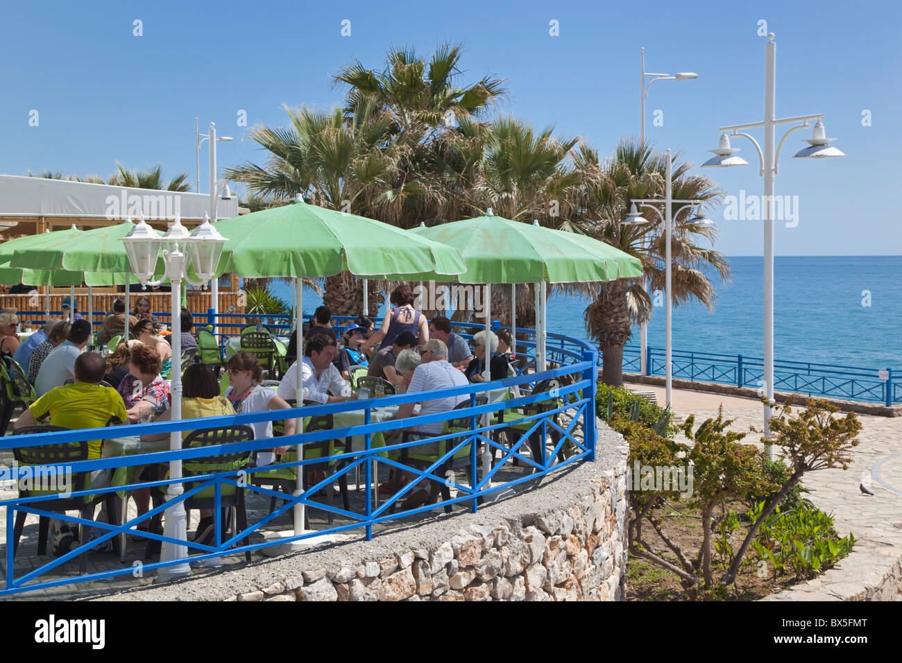 Ristorante bar con vista sul mare, Nerja, Costa del Sol, provincia di Malaga, Spagna. Foto Stock