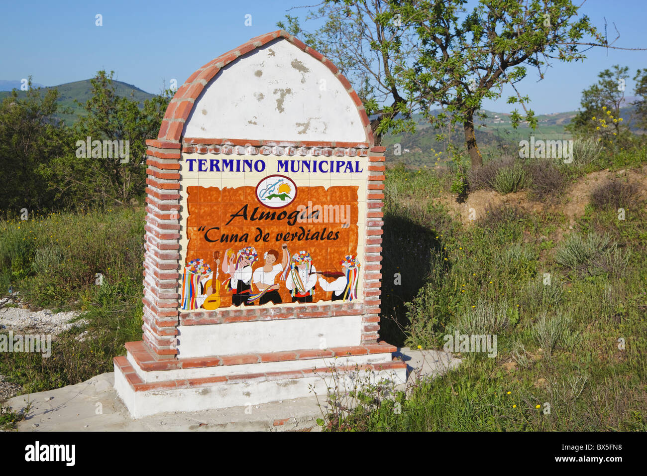 Almogia, provincia di Malaga, Spagna. Segno di ceramica in ingresso alla città la proclamazione di Cuna de Verdiales o la base del Verdiales.. Foto Stock