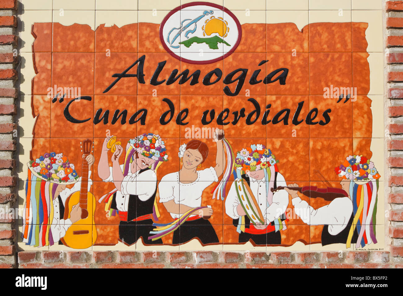 Almogia, provincia di Malaga, Spagna. Segno di ceramica in ingresso alla città la proclamazione di Cuna de Verdiales o la base del Verdiales.. Foto Stock