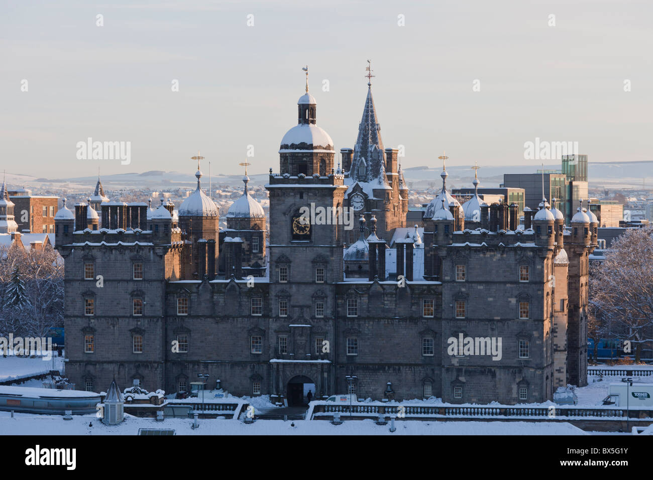 George Heriots privato scuola indipendente in inverno con neve, Edimburgo, Scozia. Dal castello esplanade Foto Stock