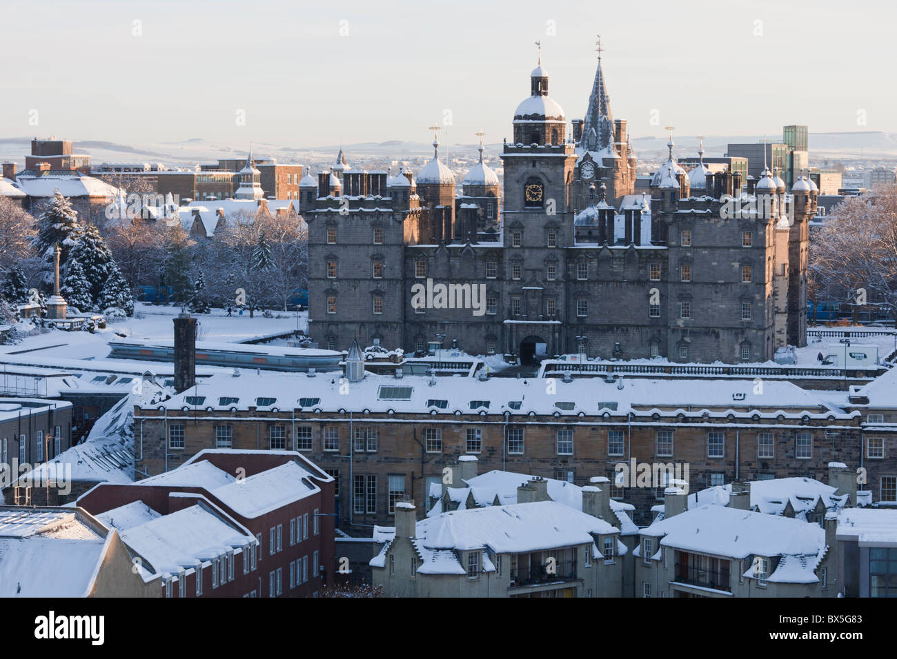 George heriots privato scuola indipendente in inverno con neve, Edimburgo, Scozia. dal castello esplanade Foto Stock