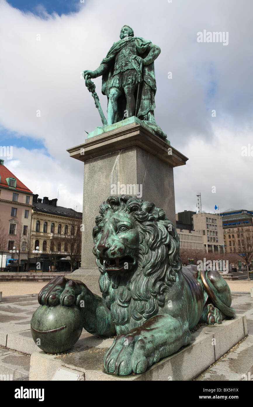 Statua del re svedese Carlo XIII in Kungstradgarden, un parco nel centro di Stoccolma. Foto Stock