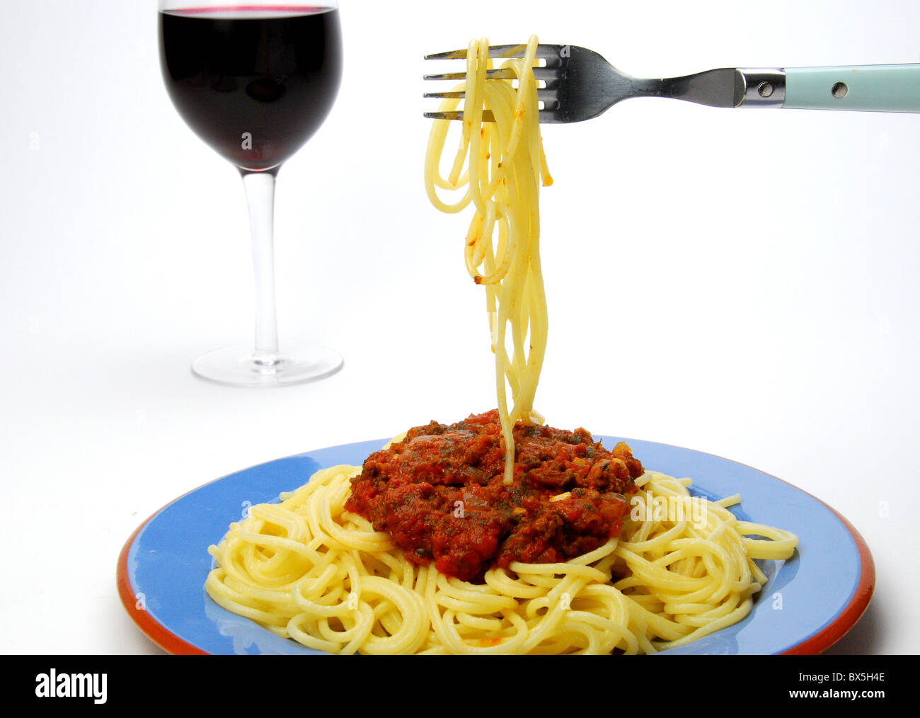 Spaghetti alla bolognese e un bicchiere di vino rosso Foto Stock