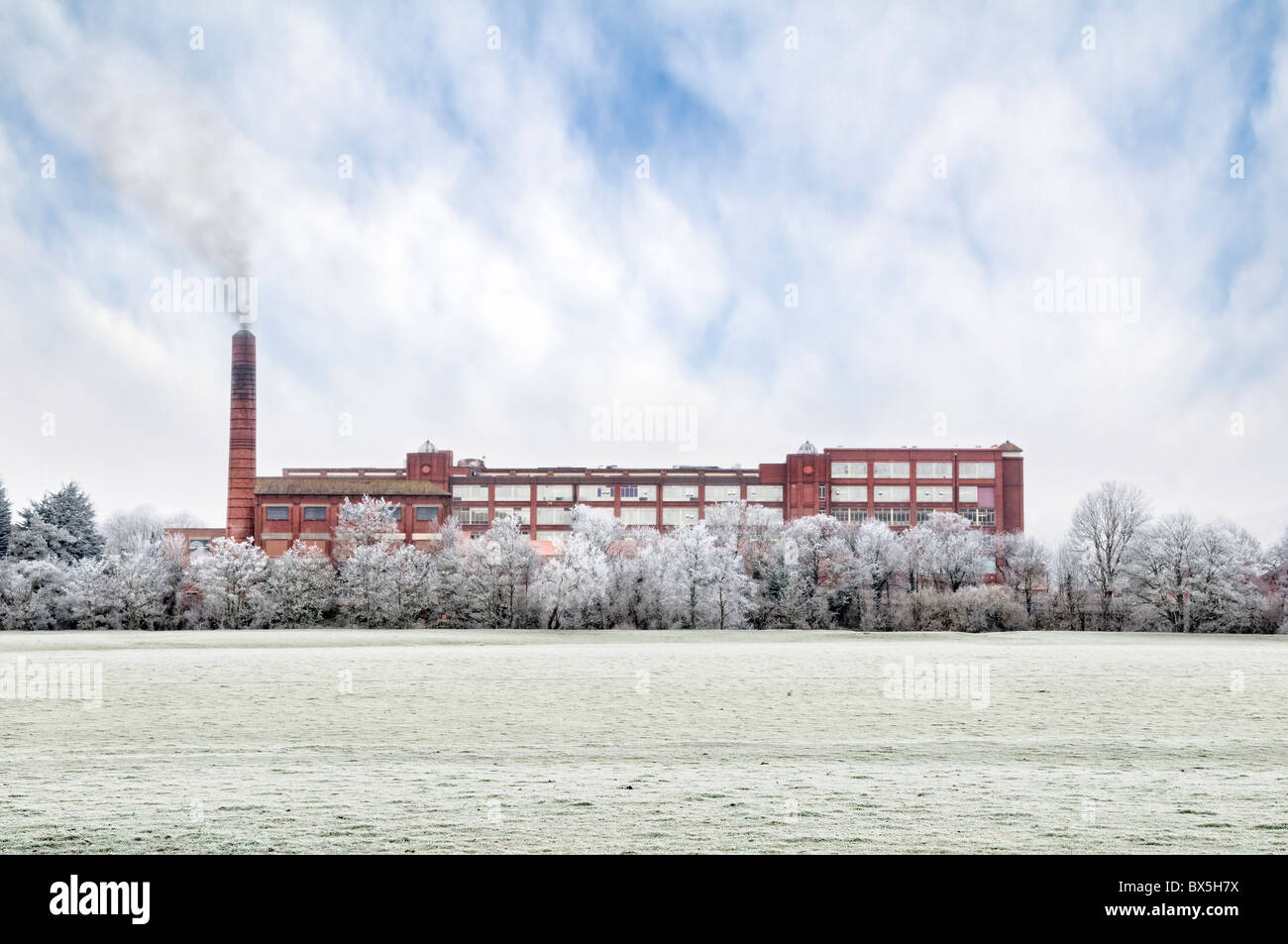 L'iconico Somerdale fabbrica Cadbury a Keynsham in Bristol, Regno Unito adottate Dicembre 2010 dopo trasformata per forte gradiente frost. Conosciuto localmente come Fry's. Foto Stock