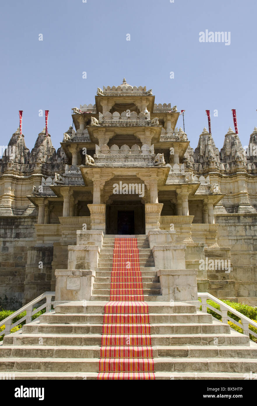 L'ingresso principale della marmo scolpito tempio Jain di Ranakpur, Rajasthan, India, Asia Foto Stock