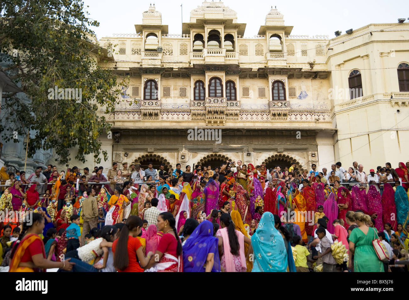 Le donne indossano sari colorati al Mewar festival sul lago Pichola, Udaipur, Rajasthan, India, Asia Foto Stock