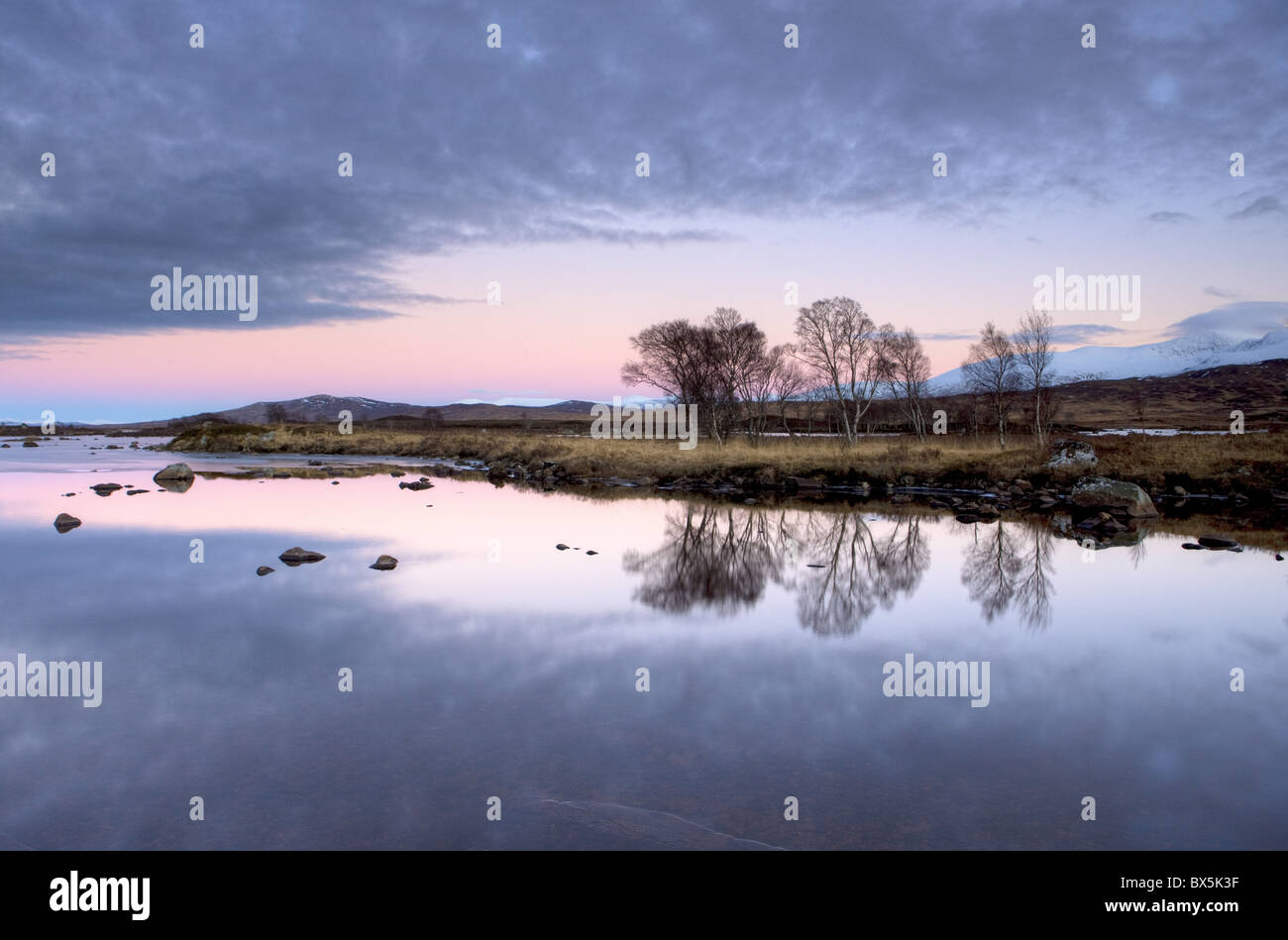 Sera vista sulla calma piatta Loch Ba, Rannoch Moor, vicino a Fort William, Highland, Scotland, Regno Unito Foto Stock