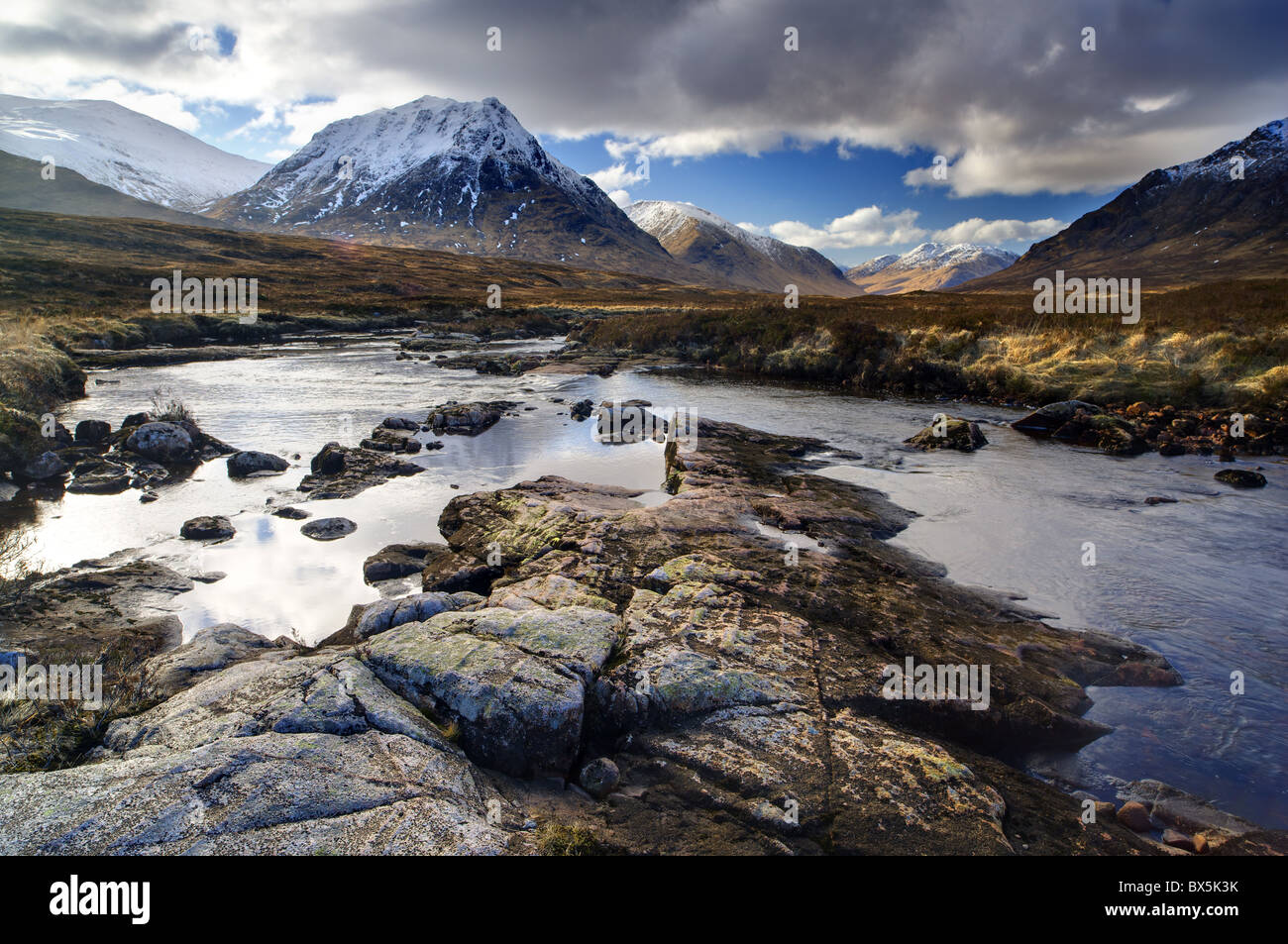 Inverno vista sul fiume Etive verso montagne innevate, Rannoch Moor, vicino a Fort William, Highland, Scotland, Regno Unito Foto Stock