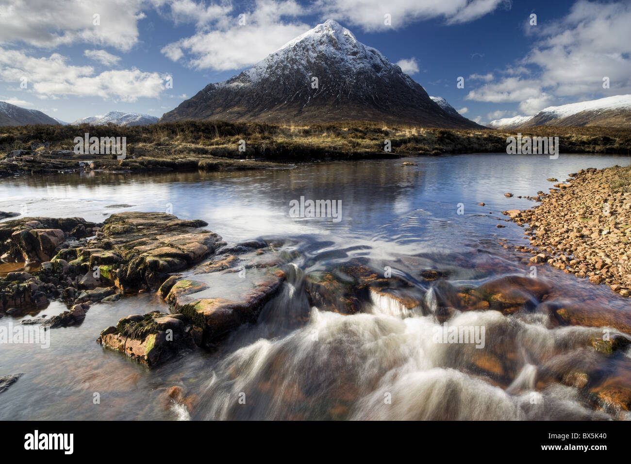 Inverno vista sul fiume Etive verso snow-capped Buachaille Etive Mor, Rannoch Moor, vicino a Fort William, Highland, Scotland, Regno Unito Foto Stock