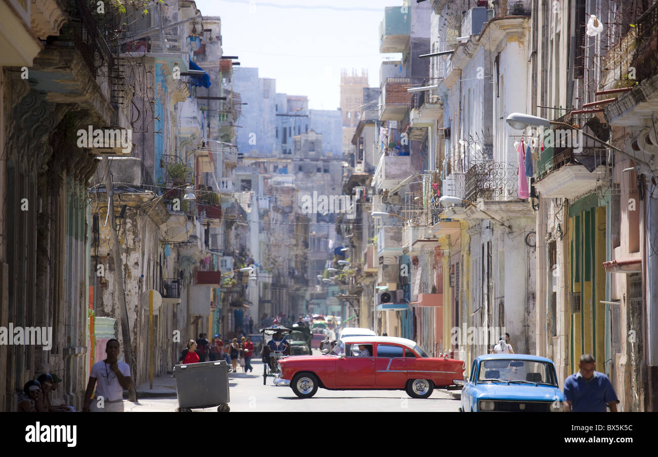 Vista lungo la congestionata strada di Havana, Cuba Foto Stock