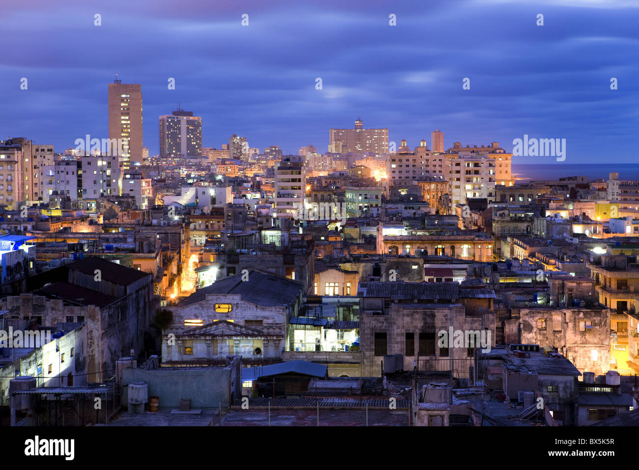 Vista sul centro di Avana di notte da Hotel Siviglia che mostra il contrasto del vecchio, Havana, Cuba Foto Stock
