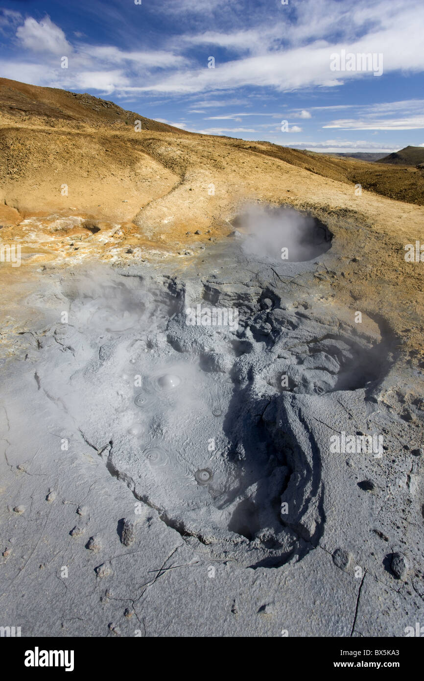 Mudpools bollente in area geotermale sulla penisola di Reykjanes, vicino a Keflavik, Islanda, regioni polari Foto Stock