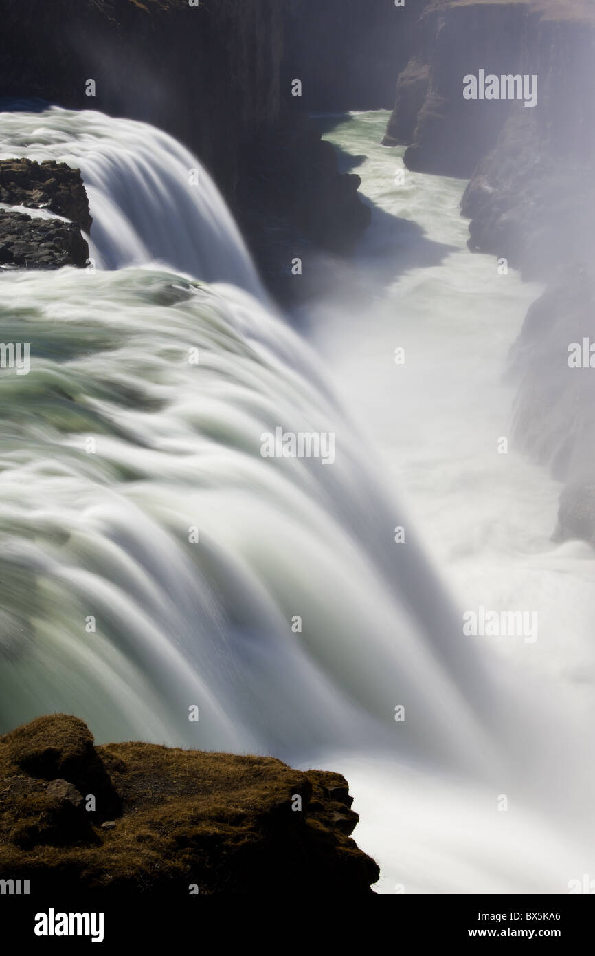 Acque di Gullfoss, in Europa la più grande cascata, assordanti in un burrone profondo, vicino a Reykjavik, Islanda, regioni polari Foto Stock