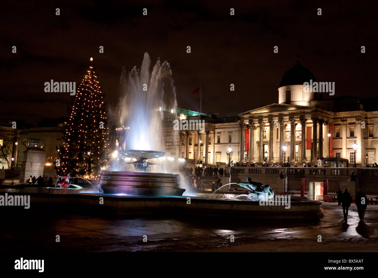 Il Norvegese albero di Natale in Trafalgar Square Londra di notte, Xmas 2010 Foto Stock