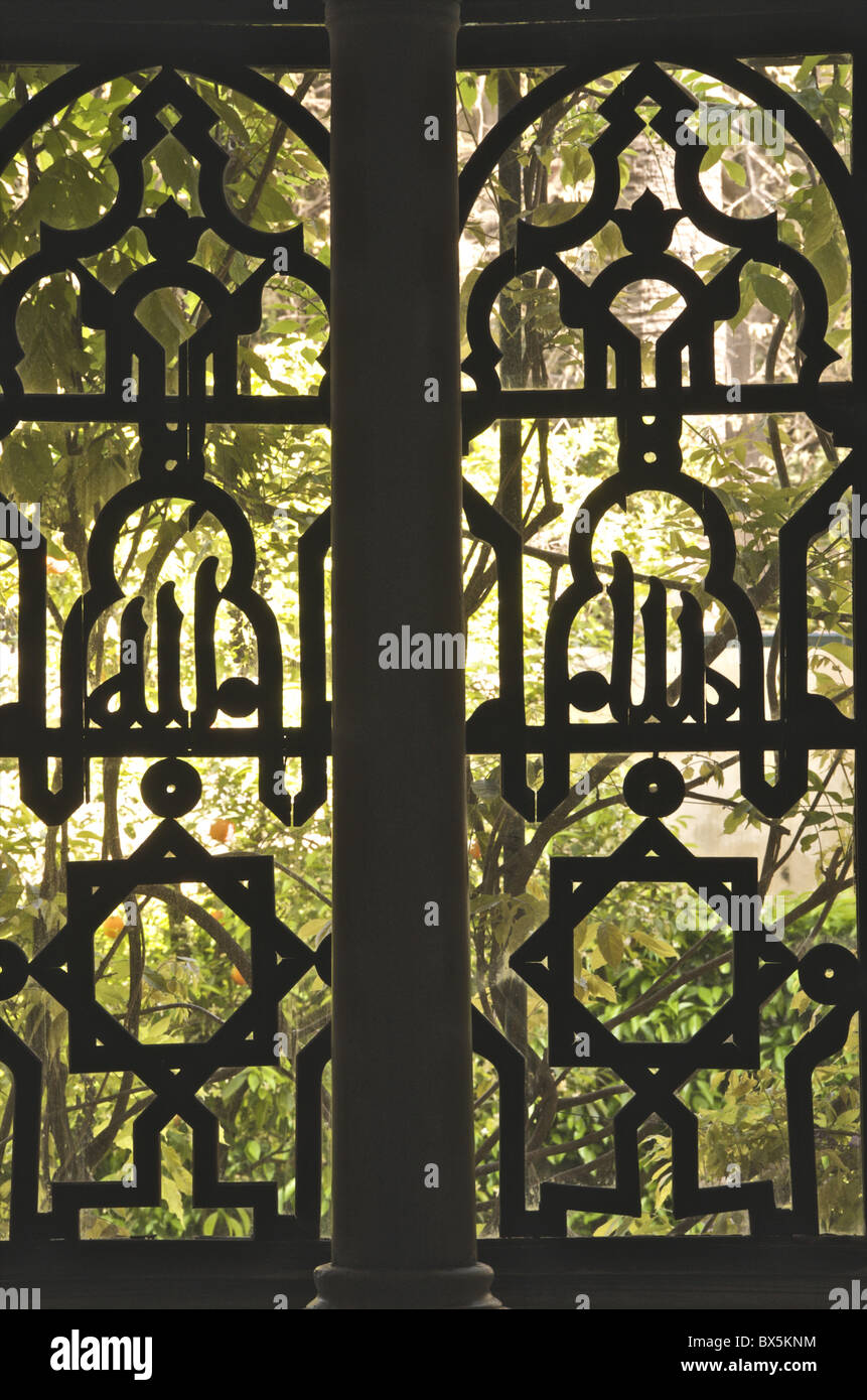 Il ferro battuto che si aprono su giardini di Reales Alcazares (Alcazar Palace Gardens), Siviglia, Andalusia, Spagna, Europa Foto Stock