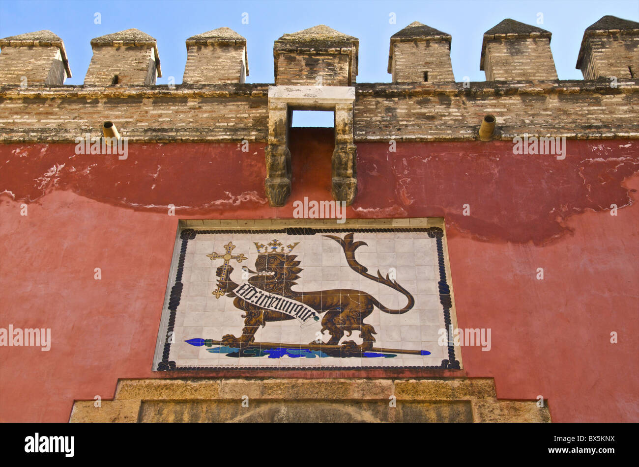 Royal lion emblema affresco e fortificazioni sopra l'entrata di Alcazar, Siviglia, in Andalusia, Spagna, Europa Foto Stock