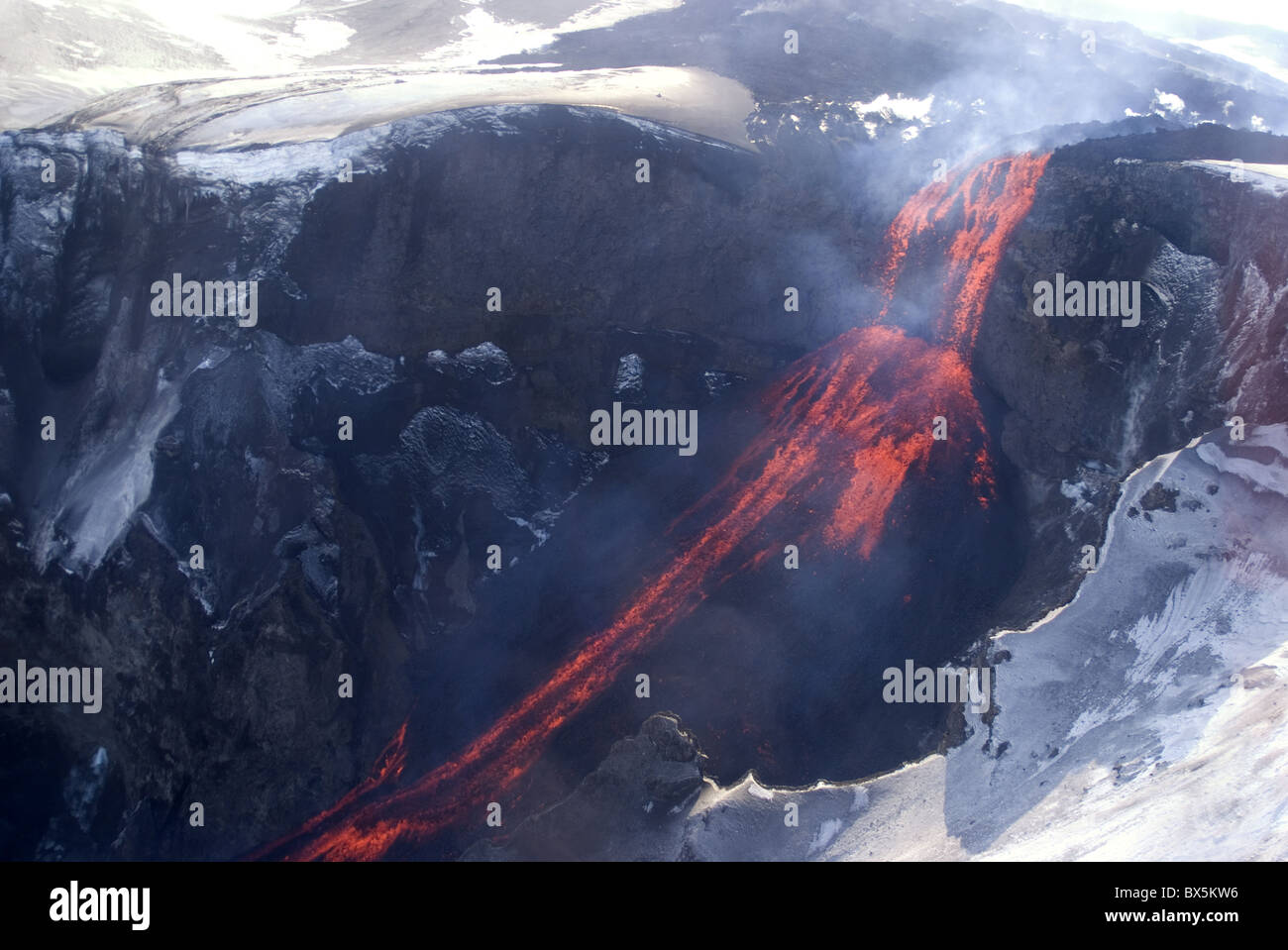 La lava scorre verso il basso dalla montagna vulcano Eyjafjallajokull, Islanda, regioni polari Foto Stock