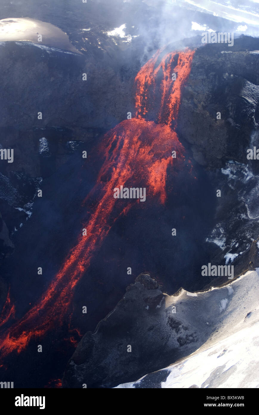 La lava scorre verso il basso dalla montagna vulcano Eyjafjallajokull, Islanda, regioni polari Foto Stock