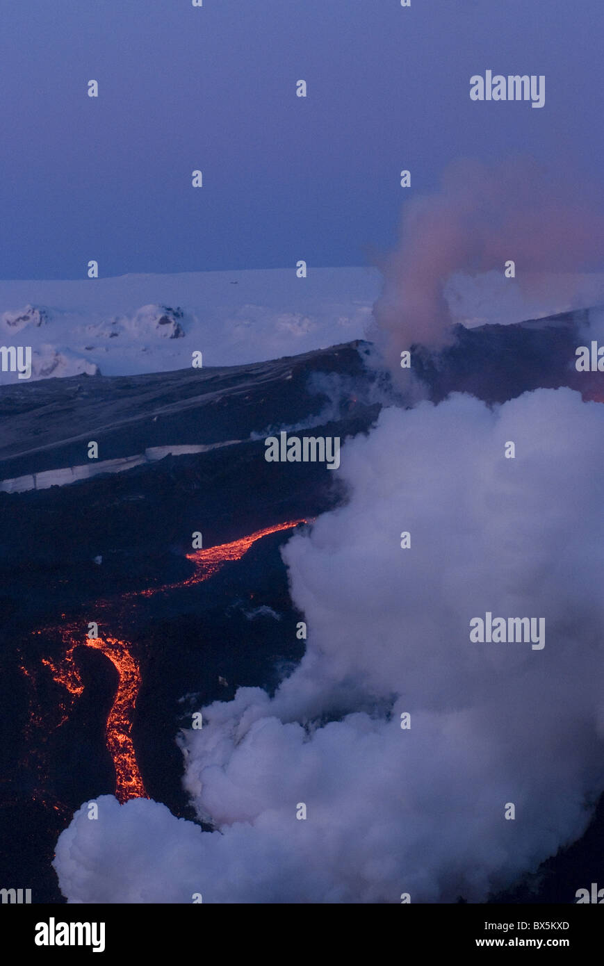 La lava scorre giù la montagna, vulcano Eyjafjallajokull, Islanda, regioni polari Foto Stock