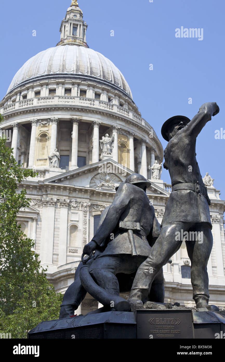 Vigili del Fuoco Nazionale Memorial fuori la Cattedrale di Saint Paul, Londra, Inghilterra, Regno Unito, Europa Foto Stock