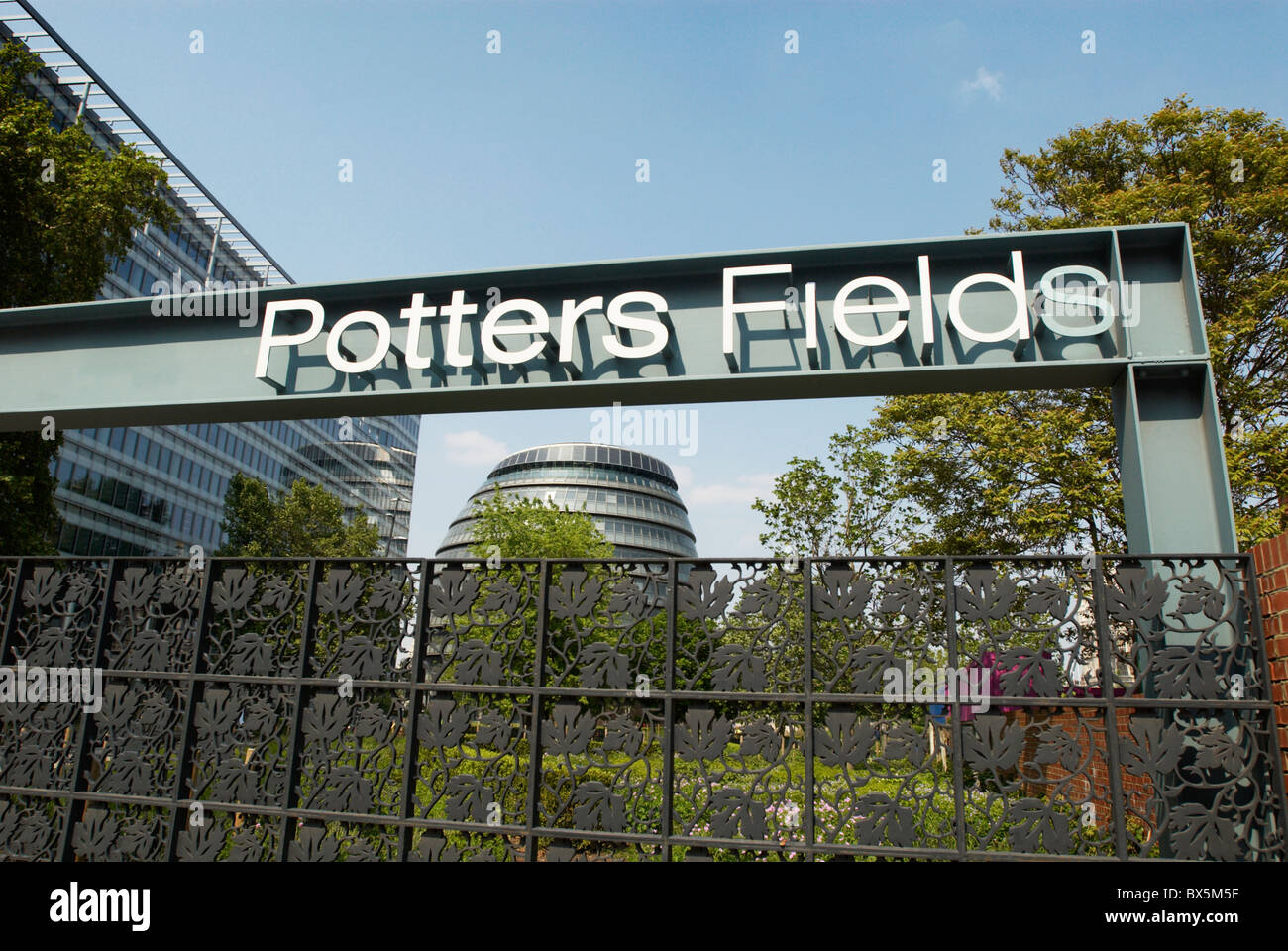 Potters campi riverside rinnovato spazio verde tra il Municipio e il Tower Bridge London REGNO UNITO Foto Stock