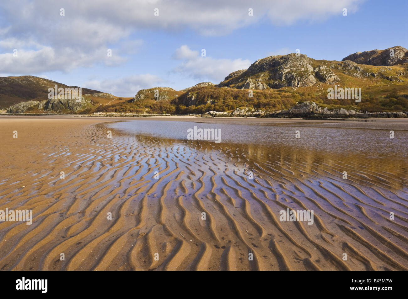 La sabbia di increspature sulla piccola spiaggia Gruinard, Gruinard Bay, Wester Ross, a nord-ovest della Scozia, Regno Unito, Europa Foto Stock