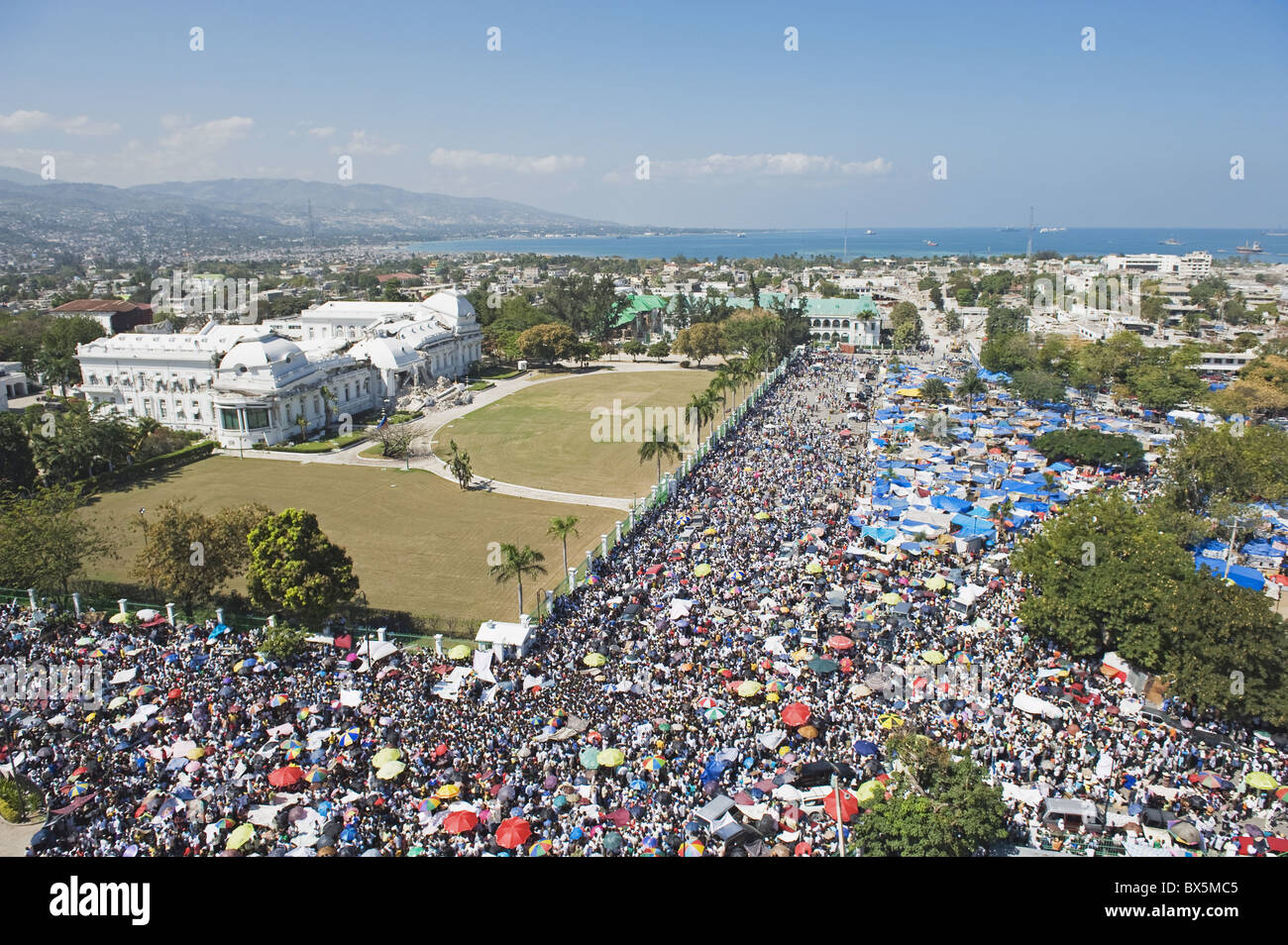 Il Memorial Day celebrazione presso il Palazzo Nazionale, un mese dopo il gennaio 2010 terremoto, Port-au-Prince, Haiti, West Indies Foto Stock