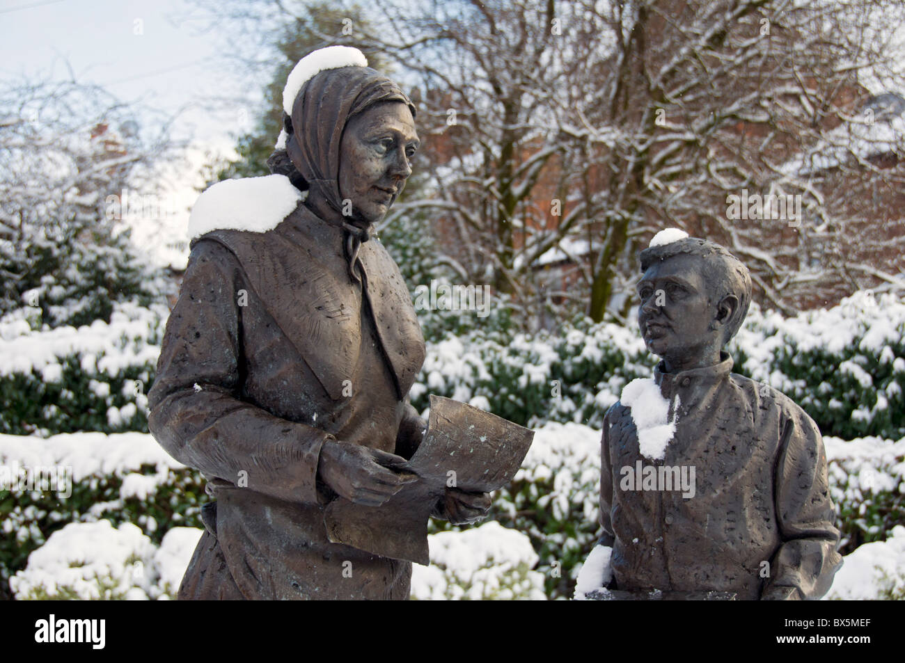 Moravian donna e bambino, una scultura da Peter Walker a Droylsden, Tameside, Manchester, Inghilterra, Regno Unito Foto Stock