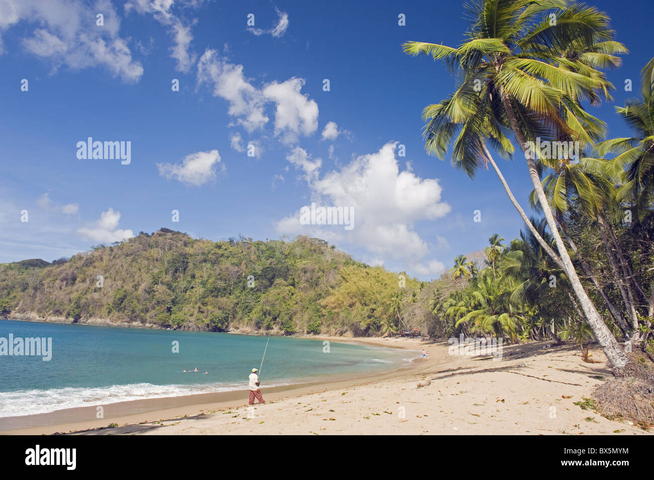 Pescatore su una spiaggia orlata di palme, Englishmans Bay, Tobago Trinidad e Tobago, West Indies, dei Caraibi e America centrale Foto Stock