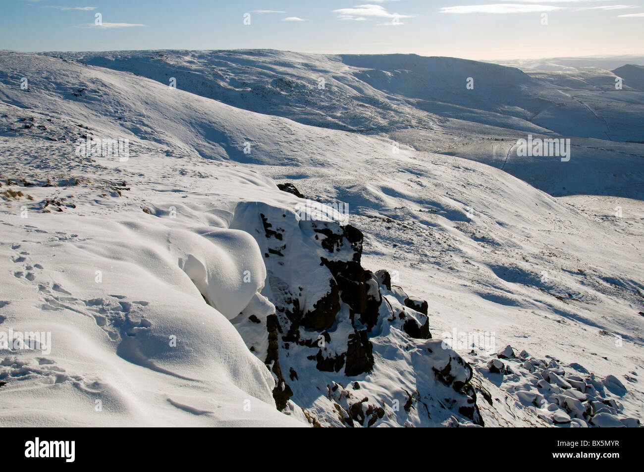 Derive di neve sulla Kinder Scout altopiano in inverno. Nei pressi di Hayfield, Peak District, Derbyshire, England, Regno Unito Foto Stock