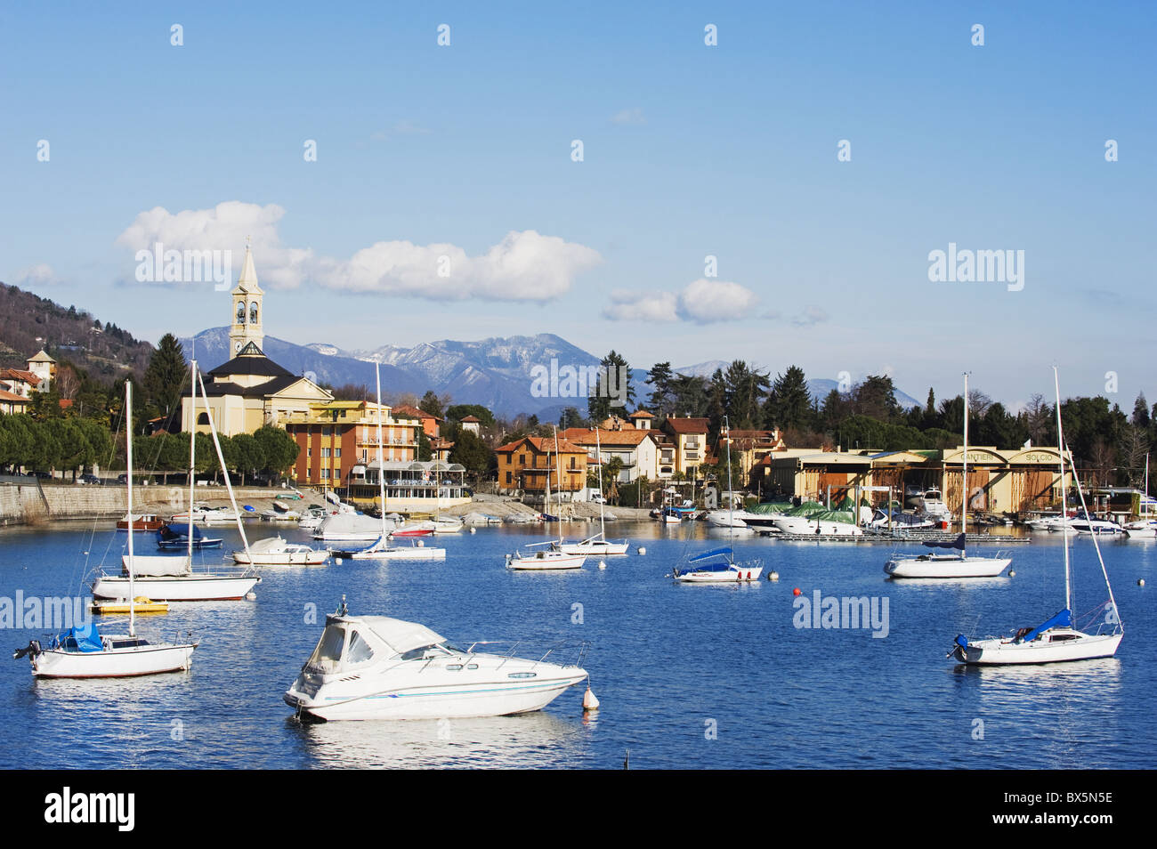 Barche nel porto a Solcio sul Lago Maggiore, laghi italiani, Piemonte, Italia, Europa Foto Stock