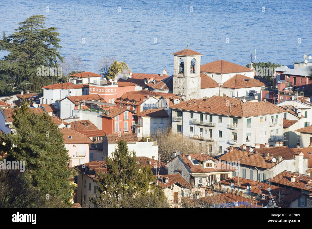 I tetti della città di Stresa, sul Lago Maggiore, laghi italiani, Piemonte, Italia, Europa Foto Stock