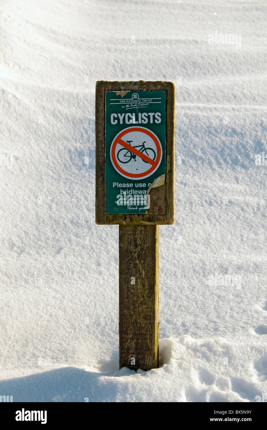 Nessun segno di ciclismo circondato da neve, vicino Hayfield, Peak District, Derbyshire, England, Regno Unito Foto Stock