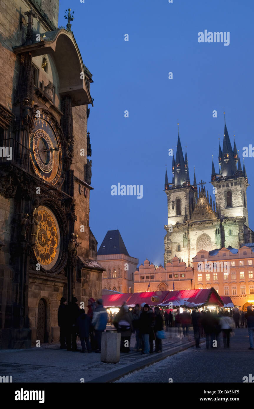 Orologio astronomico di Gotica Vecchio Municipio, bancarelle del mercatino di Natale e la gotica Chiesa di Tyn, Praga, Repubblica Ceca Foto Stock