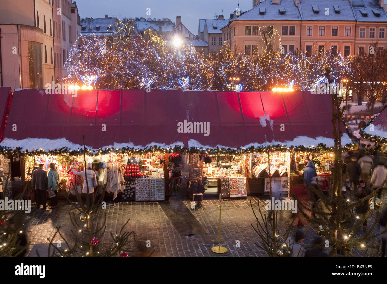 Si spegne al mercatino di Natale di sera, Piazza della Città Vecchia, Staré Mesto, Praga, Repubblica Ceca, Europa Foto Stock