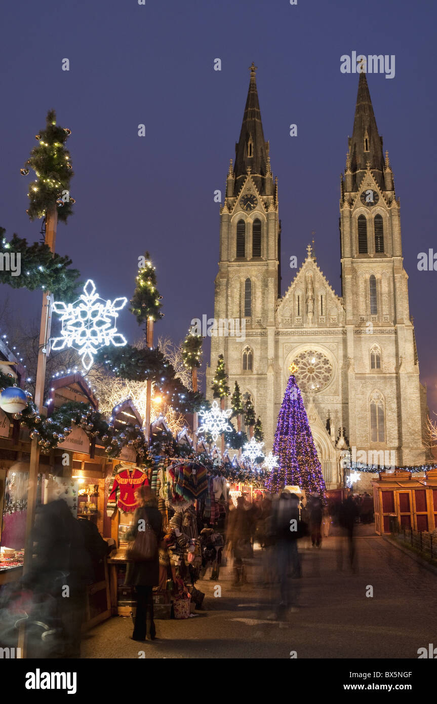 Bancarelle del Mercatino di Natale, Christmas tree e neogotica di Santa Ludmilla Chiesa, Piazza Miru, Vinohrady di Praga, Repubblica Ceca Foto Stock