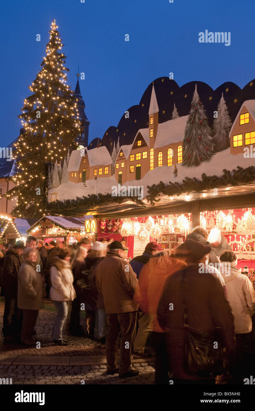 Mercato di Natale decorato con stallo, persone e albero di Natale al crepuscolo, Markt Square, Annaberg-Bucholz, Bassa Sassonia, Germania Foto Stock