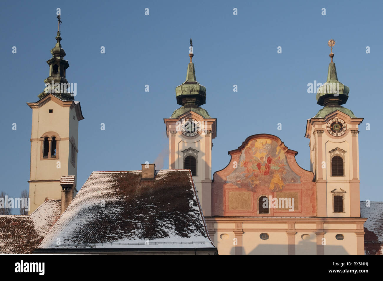 Torri di Michaelerkirche barocca chiesa risalente al 1635, al tramonto, Michaelerplatz, Steyr, Oberosterreich, Austria Foto Stock