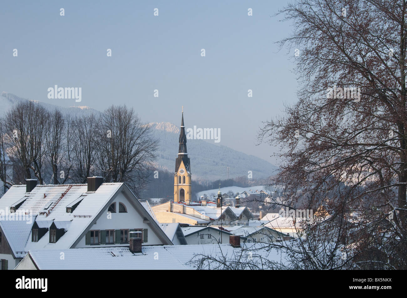 Bad Tolz cittadina termale coperto da neve a sunrise, Baviera, Germania Foto Stock