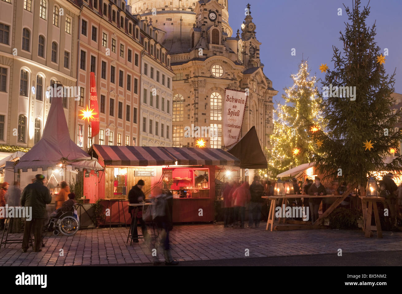 Mercatino di Natale bancarelle di fronte Frauen Chiesa e albero di Natale al crepuscolo, Neumarkt Innere Altstadt, Dresda, Germania Foto Stock