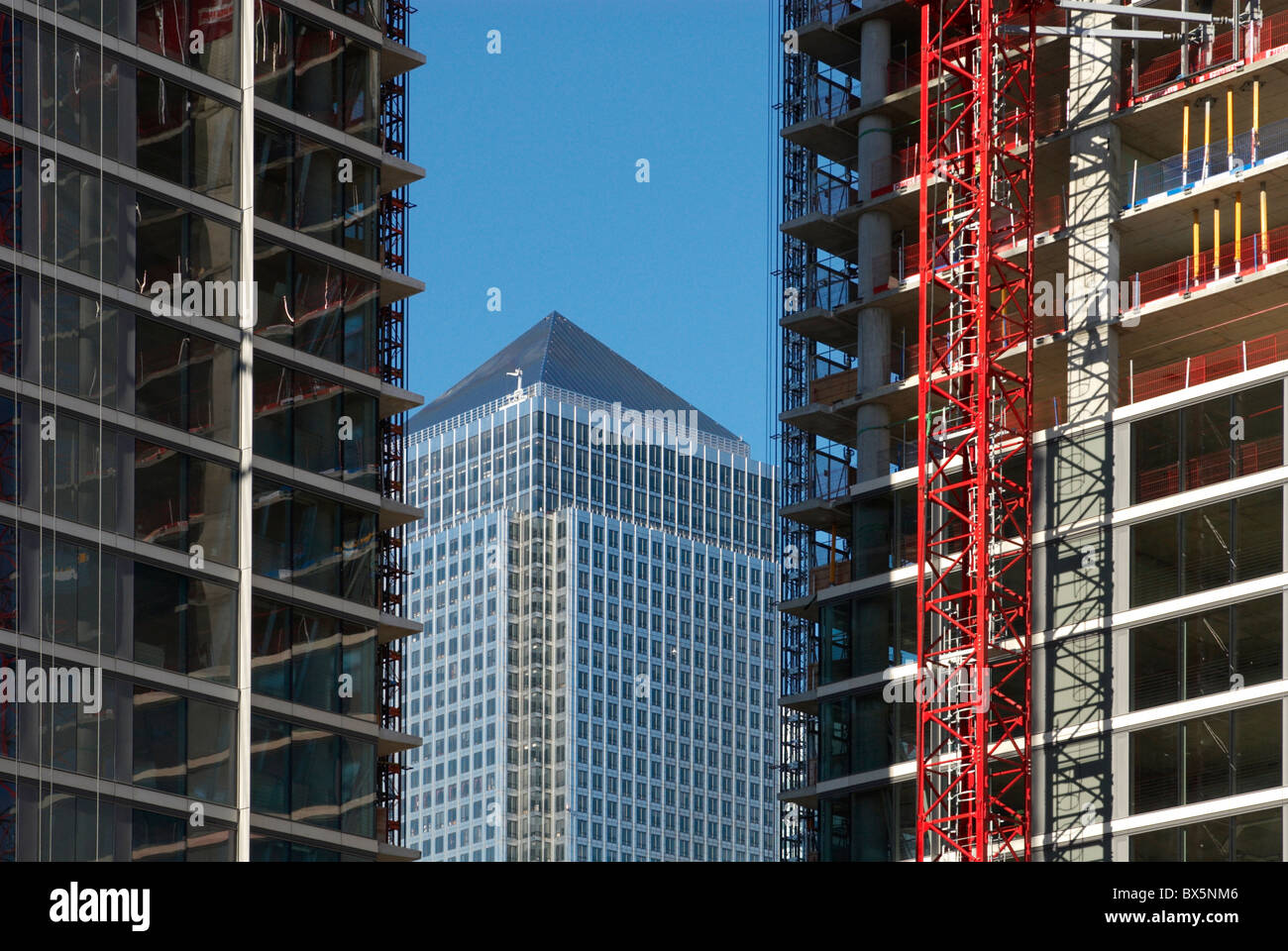 Il Landmark' sviluppo residenziale in costruzione vicino a Canary Wharf Tower Docklands East London REGNO UNITO Foto Stock