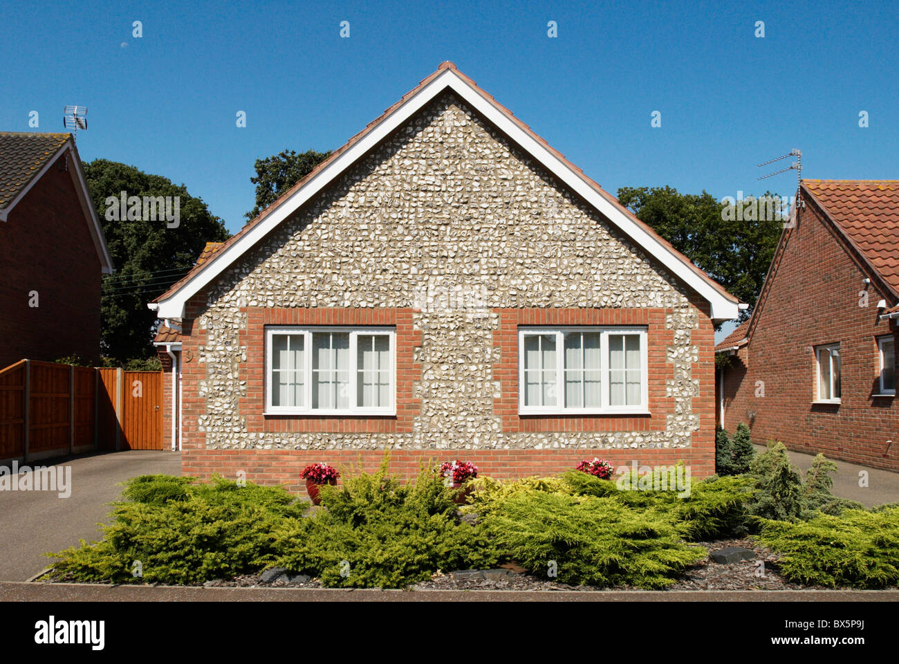 Bungalow moderno costruito con i tradizionali Norfolk pebble esterno Great Yarmouth NORFOLK REGNO UNITO Foto Stock