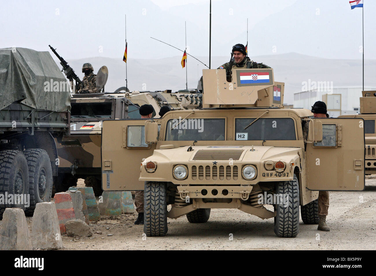Protezione del convoglio di soldati croati in Camp Marmal, Mazar-e Sharif, Afghanistan Foto Stock