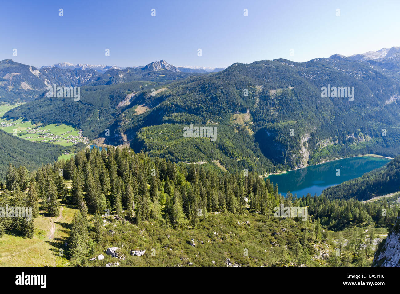 Lago alpino di scenario in estate Foto Stock