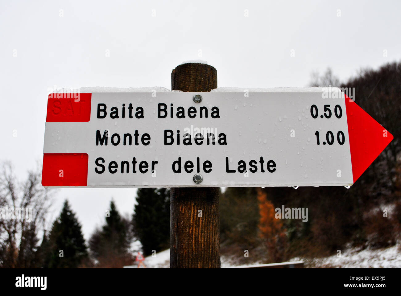 Indicazioni per i sentieri di montagna delle Dolomiti Foto Stock