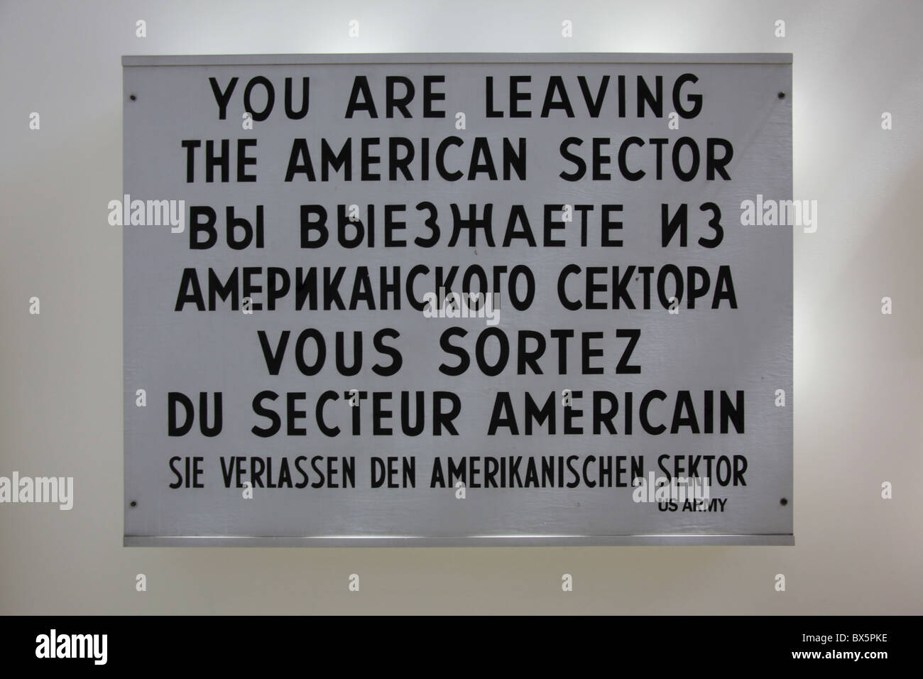 Settore americano segno dal muro di Berlino in mostra presso il Newseum in Washington, Stati Uniti, 5 settembre 2010 Foto Stock