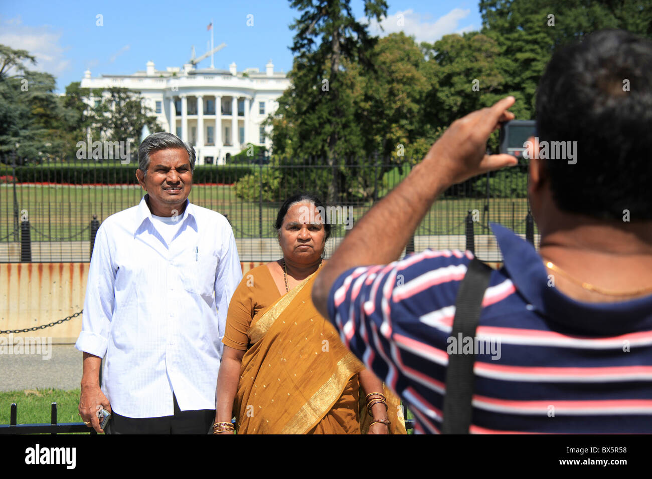 Indian giovane pone per foto davanti alla Casa Bianca, 1600 Pennsylvania Avenue NW, Washington DC, USA, 6 settembre 2010 Foto Stock