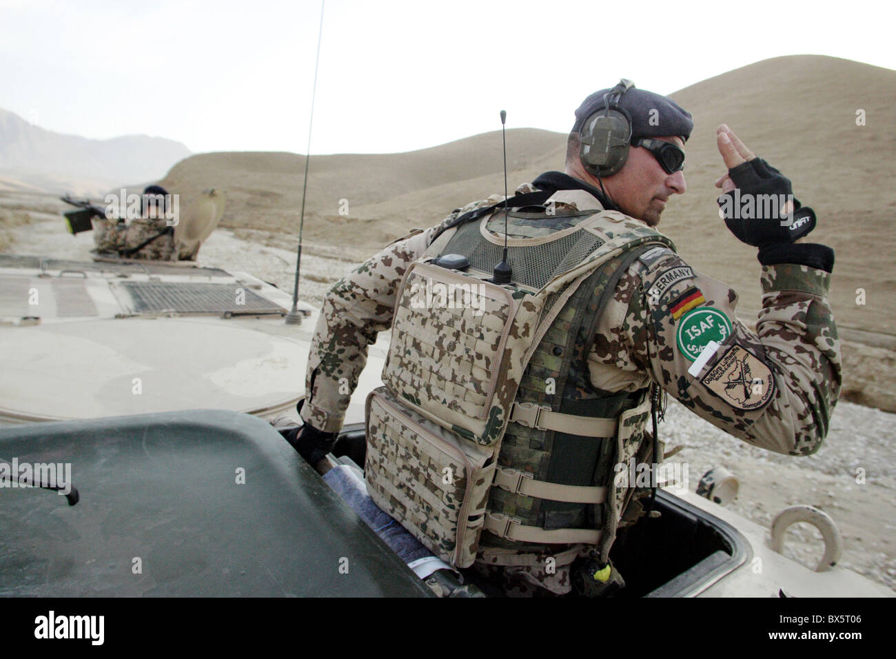 Soldato delle forze armate tedesche che serve in ISAF forze di protezione su una pattuglia, Mazar-e Sharif, Afghanistan Foto Stock
