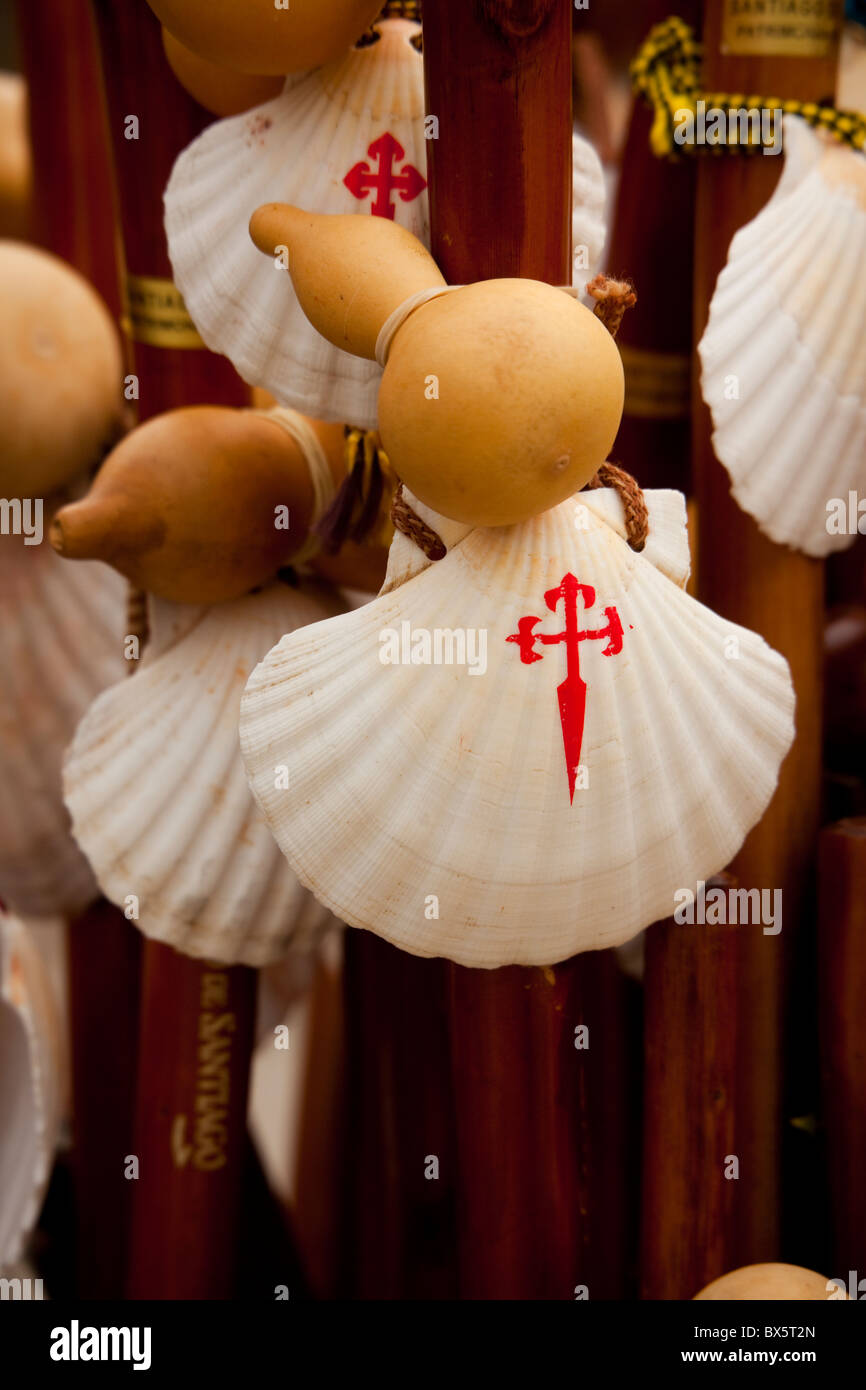 Conchiglie appeso su pellegrini' staffs in San Diego de Compostela Galizia Spagna Foto Stock
