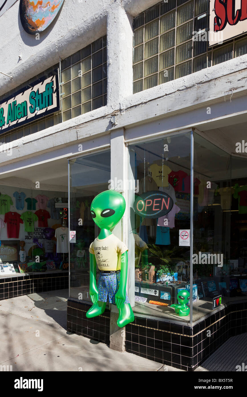 Alien gonfiabile al di fuori di una vetrina a Roswell, New Mexico. Foto Stock